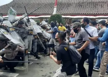 SIMULASI: Anggota Kepolisian Polres Pandeglang sedang simulasi baku hantam dengan massa unjukrasa di Alun-alun Kabupaten Pandeglang, Rabu (19/8). (NIPAL/SATELIT NEWS)