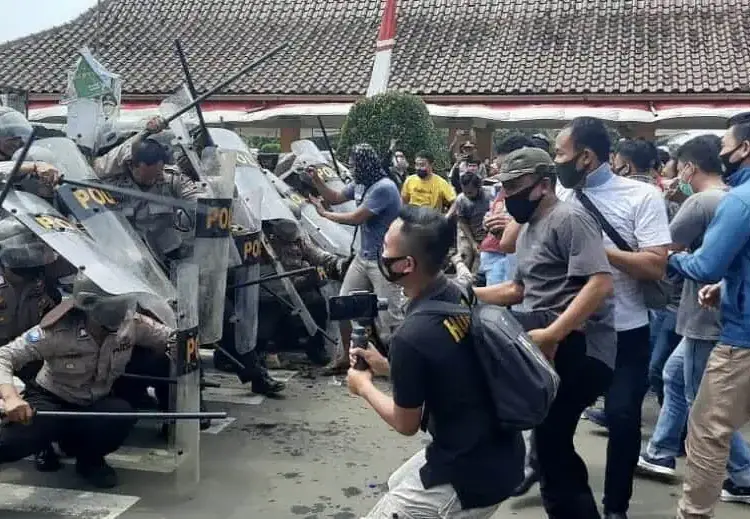 SIMULASI: Anggota Kepolisian Polres Pandeglang sedang simulasi baku hantam dengan massa unjukrasa di Alun-alun Kabupaten Pandeglang, Rabu (19/8). (NIPAL/SATELIT NEWS)