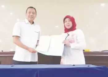 TANDA TANGAN MoU: Kepala Kejaksaan RI Kota Tangerang, I Dewa Gede Wirajana (kanan) dan Kepala SMKN 3 Kota Tangerang, Endah Resmiati usai menandatangi MoU, Rabu (5/8). (IRFAN/SATELIT NEWS)