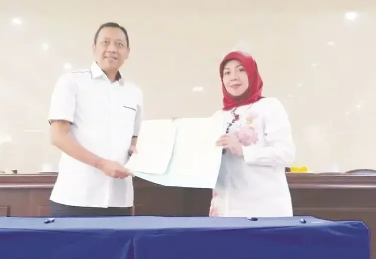 TANDA TANGAN MoU: Kepala Kejaksaan RI Kota Tangerang, I Dewa Gede Wirajana (kanan) dan Kepala SMKN 3 Kota Tangerang, Endah Resmiati usai menandatangi MoU, Rabu (5/8). (IRFAN/SATELIT NEWS)