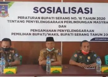 SOSIALISASI: Dinas Satpol PP Kabupaten Serang saat menggelar sosialisasi Peraturan Bupati (Perbup) Serang Nomor 16 tahun 2020, tentang Penyelenggaraan Perlindungan Masyarakat dan Pengamanan Penyelenggaraan Pemilihan Bupati dan Wakil Bupati Serang tahun 2020, Selasa (25/8). (SIDIK/SATELIT NEWS)