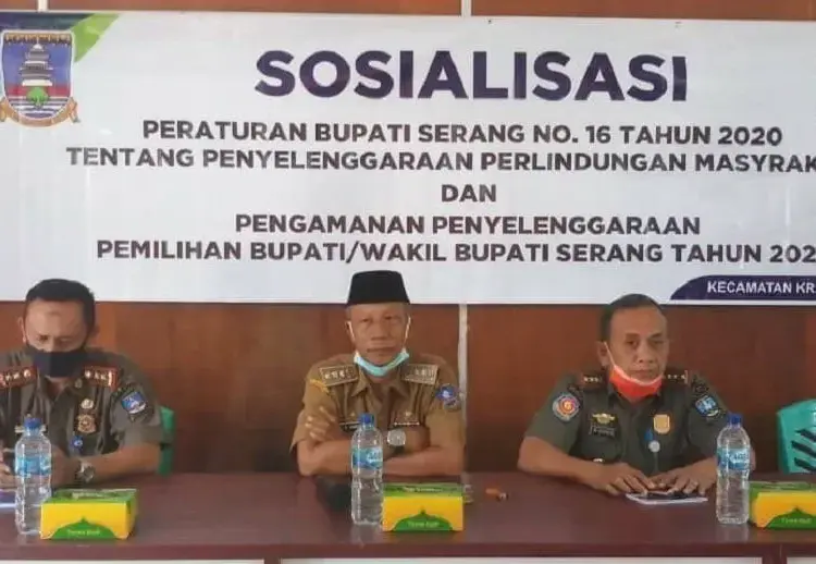 SOSIALISASI: Dinas Satpol PP Kabupaten Serang saat menggelar sosialisasi Peraturan Bupati (Perbup) Serang Nomor 16 tahun 2020, tentang Penyelenggaraan Perlindungan Masyarakat dan Pengamanan Penyelenggaraan Pemilihan Bupati dan Wakil Bupati Serang tahun 2020, Selasa (25/8). (SIDIK/SATELIT NEWS)