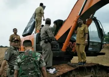 TUTUP TAMBANG PASIR: Petugas gabungan saat melakukan penutupan tambang pasir di Kecamatan Cimarga. (DOK SATPOL PP KAB LEBAK)