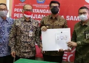 PENANDATANGANAN: Wabup Pandeglang, Tanto Warsono Arban didampingi jajarannya sedang menujukan hasil pendatanganan kerjasama dengan pihak DJP dan DJPK, Rabu (26/8) lalu. (NIPAL/SATELIT NEWS)