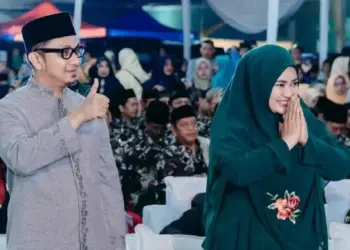 INGIN ADA LAWAN: Pasangan petahana Irna-Tanto saat menghadiri acara MTQ tingkat Pandeglang di wilayah Kecamatan Saketi, beberapa waktu lalu. (DOK/SATELIT NEWS)