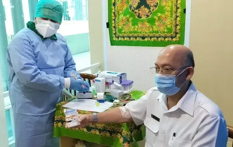 TES KESEHATAN: Seorang peserta lelang jabatan di lingkup Pemkot Tangsel saat menjalankan tes pemeriksaan darah di Klinik Puspemkot Tangsel, Rabu (5/8). (DEDDY MAQSUDI/SATELIT NEWS)