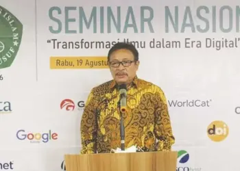 SAMBUTAN: Rektor Unis Tangerang, Prof Mustafa Kamil saat membuka seminar. (MADE/SATELIT NEWS)