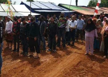 UPACARA: Warga Desa Banjarsari, Kampung Cigobang, Kecamatan Lebak Gedong, Kabupaten Lebak, saat mengikuti upacara pengibaran bendera merah putih dalam rangka HUT Kemerdekaan RI ke-75, Senin (17/8). (IRFAN MAULANA/SATELIT NEWS)