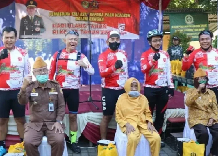 KOMPAK: Danrem 064 MY Serang, Kapolda Banten dan jajarannya foto bersama para veteran usai gowes sepeda dan membagikan bantuan di wilayah Kecamatan Labuan, Sabtu (22/8). (NIPAL/SATELIT NEWS)