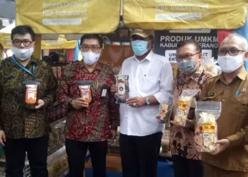 LAUNCHING: Wakil Bupati Serang Pandji Tirtayasa saat lunching produk UMKM di salah satu indomaret di Kecamatan Petir. Ada 17 produk UMKM yang dipasarkan di minimarket. (SIDIK/SATELIT NEWS)