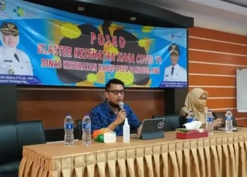 BERI TEGURAN: Wakil Bupati Pandeglang, Tanto Warsono Arban didampingi Sekretaris Dinkes Pandeglang, sedang memberikan teguran kepada seluruh jajaran Dinkes Pandeglang di Aula Dinkes Pandeglang, Kamis (6/8). (NIPAL/SATELIT NEWS)