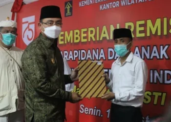 REMISI UMUM: Wakil Gubernur Banten Andika Hazrumy menyerahkan remisi umum kepada narapidana di Lapas Kelas II A Cilegon, Senin (17/8). (ISTIMEWA)