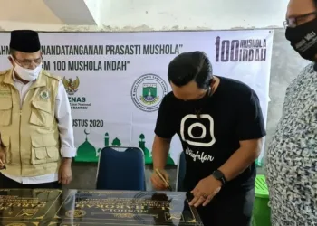 PENANDATANGANAN PRASASTI: Vokalis Wali Band, Faank, menandatangani prasasti peresmian program Musala Indah (MUIN) yang dikerjasamakan dengan Pemprov Banten, Kamis (6/8). (ISTIMEWA)