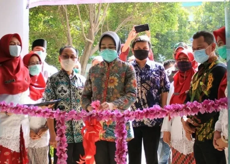 PERESMIAN : Wali Kota Tangsel Airin Rachmi Diany meresmikan Puskesmas ke-31 di Cirendeu, Ciputat Timur, Kota Tangsel, Kamis (27/8). (IRMA/BNN)