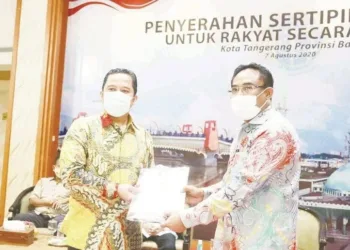 SERAHKAN SERTIPIKAT: Walikota Tangerang secara simbolis menerima sertipikat program PTSL dari Kepala Kantor Pertanahan Kota Tangerang. (MADE/SATELIT NEWS)