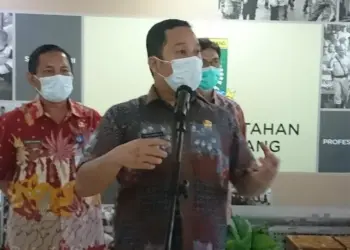 KONPRES: Walikota Tangerang Arief Wismansyah saat konferensi pers dan meminta Dinas Ketenagakerjaan melakukan pengawasan terhadap penerapan protokol kesehatan di lingkungan perusahaan, Senin (24/8). (IRFAN/SATELIT NEWS)