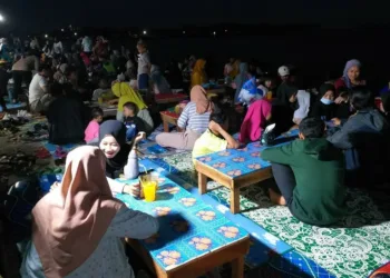 BERJUBEL: Pengujung wisata kuliner pantai Batako di Desa Teluk, Kecamatan Labuan, terlihat berjubel, Sabtu (1/8). (NIPAL/SATELIT NEWS)