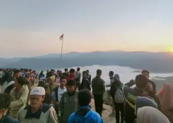 RAMAI: Kondisi Negeri di Atas Awan yang ramai dikunjungi. (ISTIMEWA)