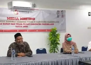 MEDIA MEETING: Bawaslu Kabupaten Pandeglang sedang melakukan media meeting dengan sejumlah wartawan di Kabupaten Pandeglang, di salah satu rumah makan di Pandeglang, Kamis (3/9). (NIPAL/SATELIT NEWS)