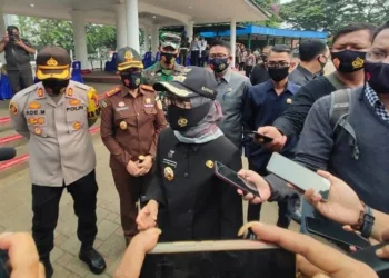 WAWANCARA:  Bupati Lebak, Iti Octavia Jayabaya bersama unsur Muspida selepas menggelar apel gelar pasukan sosialisasi dan penegakan Perbup, di Alun-alun Rangkasbitung, Kamis (10/9). (MULYANA/SATELIT NEWS)