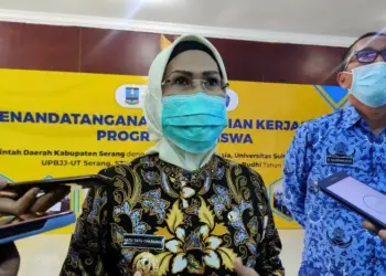 Penuh Haru, Pemkab Serang Serahkan Beasiswa Pendidikan