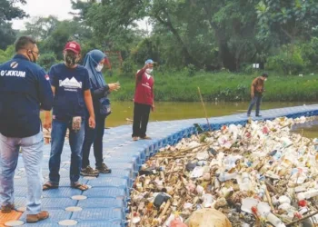 CEK SAMPAH: Petugas Gakum KLHK saat melihat kondisi sampah di Cisadane. (IRFAN/SATELIT NEWS)