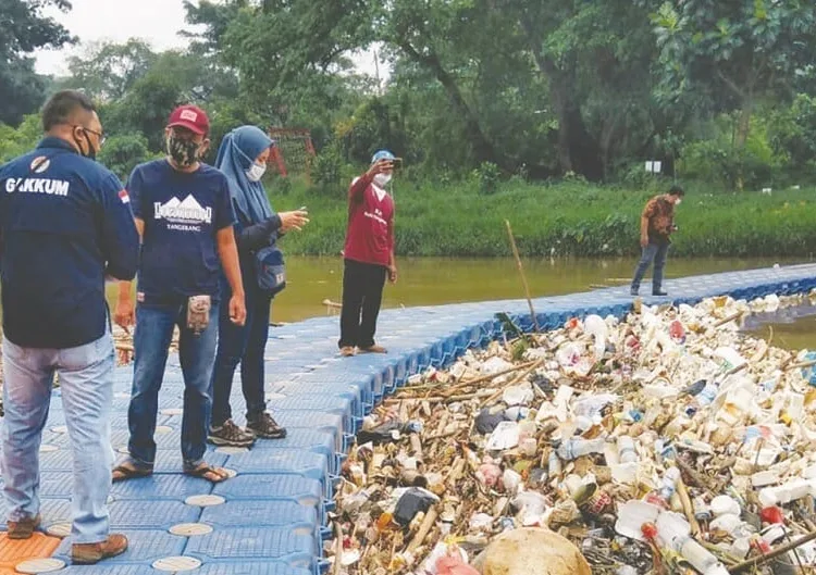 CEK SAMPAH: Petugas Gakum KLHK saat melihat kondisi sampah di Cisadane. (IRFAN/SATELIT NEWS)