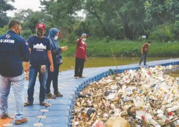 CEK SAMPAH: Petugas Gakum KLHK saat melihat kondisi sampah di Cisadane. (IRFAN/SATELIT NEWS)