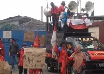 Lima Bulan Dirumahkan Tanpa Digaji, Puluhan Buruh Unjuk Rasa