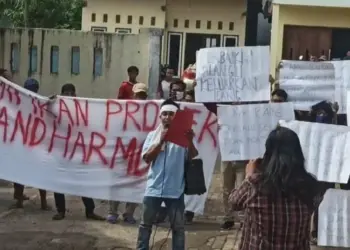 UNJUK RASA: Suasana unjuk rasa yang dilakukan oleh warga Desa Bunar, Kecamatan Sukamulya, di depan Kantor Kepala Desa Bunar, Rabu (9/9). Massa menuntut agar pengembang Grand Harmoni Balaraja segera membangun akses jalan yang menghubungkan antara Desa Bunar dengan Desa Saga. (ISTIMEWA)