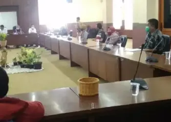 HEARING: Suasana hearing antara Komisi II DPRD Kabupaten Tangerang dengan mantan buruh PT. SUJA dan Kuasa Hukum PT. SUJA di Ruang Rapat Gabungan Gedung DPRD Kabupaten Tangerang, Selasa (8/9). (ALFIAN/SATELIT NEWS)