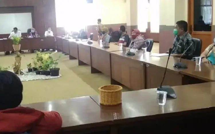 HEARING: Suasana hearing antara Komisi II DPRD Kabupaten Tangerang dengan mantan buruh PT. SUJA dan Kuasa Hukum PT. SUJA di Ruang Rapat Gabungan Gedung DPRD Kabupaten Tangerang, Selasa (8/9). (ALFIAN/SATELIT NEWS)