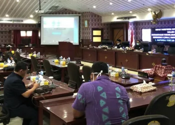 RAPAT PARIPURNA: DPRD Kota Tangerang saat menggelar rapat paripurna Penyampaian Tiga Raperda oleh Walikota Tangerang Arief Wismansyah di ruang rapat paripurna DPRD Kota Tangerang Gedung Pusat Pemerintahan Kota Tangerang pada, Kamis (10/9). (ISTIMEWA)