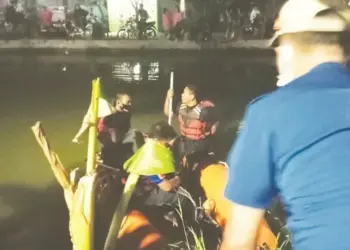 PENCARIAN ANAK HANYUT : Tim BPBD Kabupaten Tangerang bersama tim SAR sedang melakukan pencarian Rafli menggunakan perahu karet di sepanjang Sungai Irigasi Jalan Raya Cadas-Rajeg, Kampung Tariti, Desa Karet, Kecamatan Sepatan, Selasa (8/9). (ALFIAN/SATELIT NEWS)