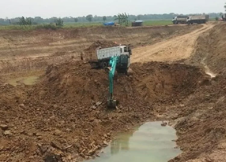 PENGERUKAN: Aktivitas galian tanah di Kampung Klebet, Desa Klebet, Kecamatan Kemiri yang dikeluhkan para petani. Terlihat mobil beko sedang mengeruk tanah, Senin (7/9). (ALFIAN/SATELIT NEWS)