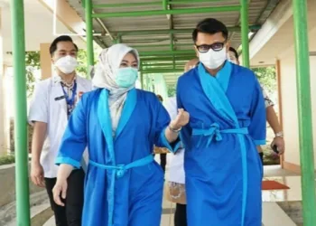 BERBINCANG: Irna dan Tanto didampingi para dokter sedang berbincang-bincang, saat hendak menuju ruang pemeriksaan kesehatan di RSUD Berkah Pandeglang, Kamis (10/9). (NIPAL/SATELIT NEWS)