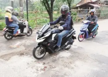 RUSAK: Kondisi Jalan Raya Tigaraksa-Citeras di Kampung Katomas, Kelurahan Tigaraksa, Kecamatan Tigaraksa, mengalami kerusakan yang cukup parah, sehingga ditambal menggunakamn tanah dan bebatuan. (ISTIMEWA)