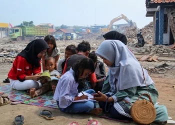 Kegiatan Belajar Anak-Anak Korban Penggusuran