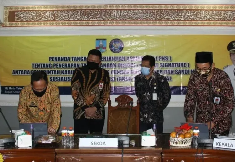 JALIN KERJASAMA: Pemkab Serang dan Badan Siber Sandi Negara (BSSN) saat melakukan penandatangan perjanjian kerjasama tentang penerapan tanda tangan digital (Digital Signature), di Aula KH. Syam’un, Kamis (3/9). (SIDIK/SATELIT NEWS)