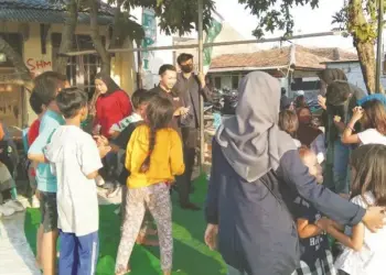 PENDAMPINGAN: Sejumlah mahasiswa Unis Tangerang mendampingi anak-anak korban penggusuran di Kampung Baru, Benda, Kota Tangerang, Rabu (9/9).(IRFAN/SATELIT NEWS)