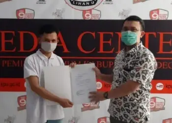 SIMBOLIS: Ketua Divisi Teknis Penyelenggaraan KPU Pandeglang, Ahmadi secara simbolis menerima berita acara hasil tes kesehatan Bapaslon dari Ketua Tim Rikes, dr Irwan Mulyantara, di Ruang Media Center KPU Pandeglang, Sabtu (12/9). (NIPAL/SATELIT NEWS)