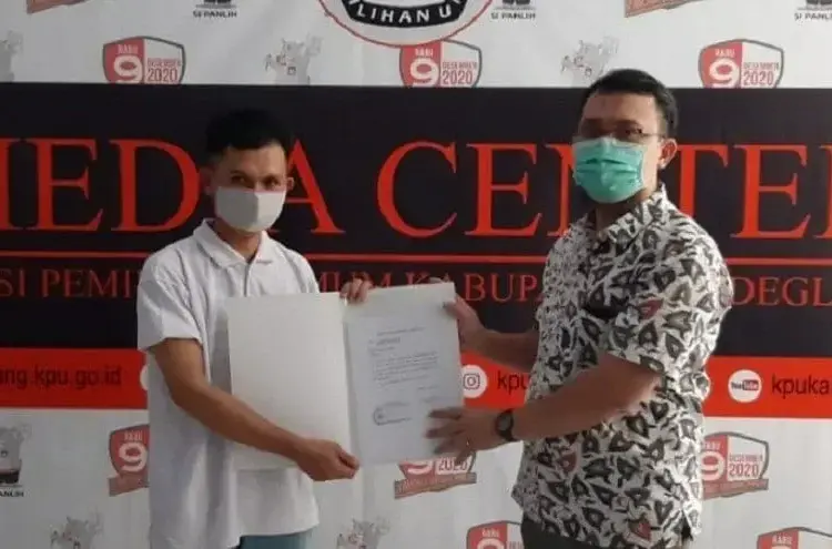 SIMBOLIS: Ketua Divisi Teknis Penyelenggaraan KPU Pandeglang, Ahmadi secara simbolis menerima berita acara hasil tes kesehatan Bapaslon dari Ketua Tim Rikes, dr Irwan Mulyantara, di Ruang Media Center KPU Pandeglang, Sabtu (12/9). (NIPAL/SATELIT NEWS)