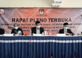 PLENO TERUKA DPS: KPU Pandeglang saat menggelar Rapat Pleno Terbuka Rekapitulasi Daftar Pemilih Hasil Pemutakhiran (DPHP) dan Penetapan Daftar Pemilih Sementara (DPS) Tingkat Kabupaten Pandeglang bertempat di Hotel Wira Carita, Minggu (13/9). (ISTIMEWA)