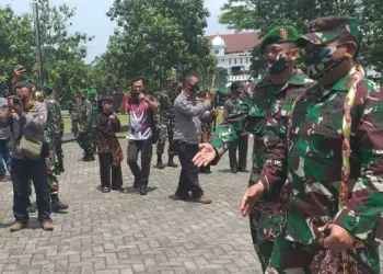 KUNKER: Pangdam III Siliwangi, Mayor Jenderal (Mayjen) TNI Nugroho Budi Wiryanto digandeng Dandim 0601 Pandeglang Letkol Kav Dedi Setiadi saat melakukan kunker ke Makodim 0601 Pandeglang, Selasa (1/9). (NIPAL/SATELIT NEWS)