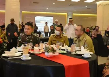 BERBINCANG: Pangdam Jaya/Jayakarta Mayjen TNI Dudung Abdurachman, saat berbincang dengan Bupati Tangerang Ahmed Zaki Iskandar, Walikota Tangerang Arief R. Wismansyah, dan Kapolresta Tangerang Kombes Pol Ade Ary Syam Indradi, di Hotel Istana Nelayan Jatiuwung, Kota Tangerang, Selasa (1/9). (FAJAR ADITYA KUSUMA/SATELIT NEWS)