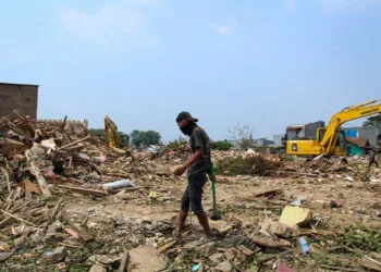 CARI BARANG TERSISA: Warga memilah bekasan reruntuhan bangunan yang bisa digunakan kembali di Kampung baru, Kecamatan Benda, Kota Tangerang, Rabu (2/9). Sebagian warga terdampak penggusuran tersebut beraktivitas mencari bekasan reruntuhan bangunan rumah mereka yang masih layak dipakai kembali serta layak dijual. (DEDE KURNIAWAN/SATELIT NEWS)