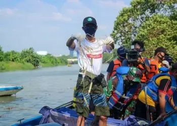 LIMBAH BERBAHAYA: Petugas gugus tugas Covid-19 Kota Tangerang bersama penggiat lingkungan Bank Sasuci melakukan patroli sampah medis yang mencemari sungai di Sungai Cisadane, Kota Tangerang, Jumat (4/9). Dalam patroli sampah medis tersebut ditemukan