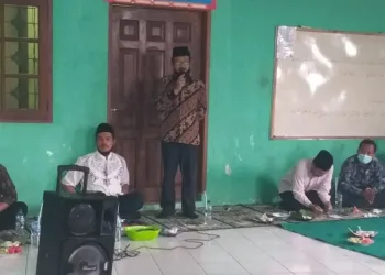 SAMBUTAN: Dirut PDAM Tirta Berkah Pandeglang, Ujang Sumwinata, sedang memberikan sambutan saat menggelar silaturahmi dengan para tokoh dari Desa Cimanuk dan Kadubungbang, di Cikoromoy, Desa Kadubungbang, Kecamatan Cimanuk, Kamis (3/9). (NIPAL/SATELIT NEWS)