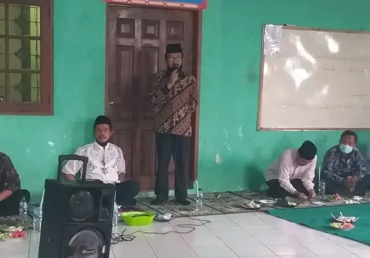 SAMBUTAN: Dirut PDAM Tirta Berkah Pandeglang, Ujang Sumwinata, sedang memberikan sambutan saat menggelar silaturahmi dengan para tokoh dari Desa Cimanuk dan Kadubungbang, di Cikoromoy, Desa Kadubungbang, Kecamatan Cimanuk, Kamis (3/9). (NIPAL/SATELIT NEWS)