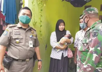 KONDISI SEHAT: Bayi yang dibuang orangtuanya berada dalam kondisi sehat, Rabu (9/9). (IRFAN/SATELIT NEWS)